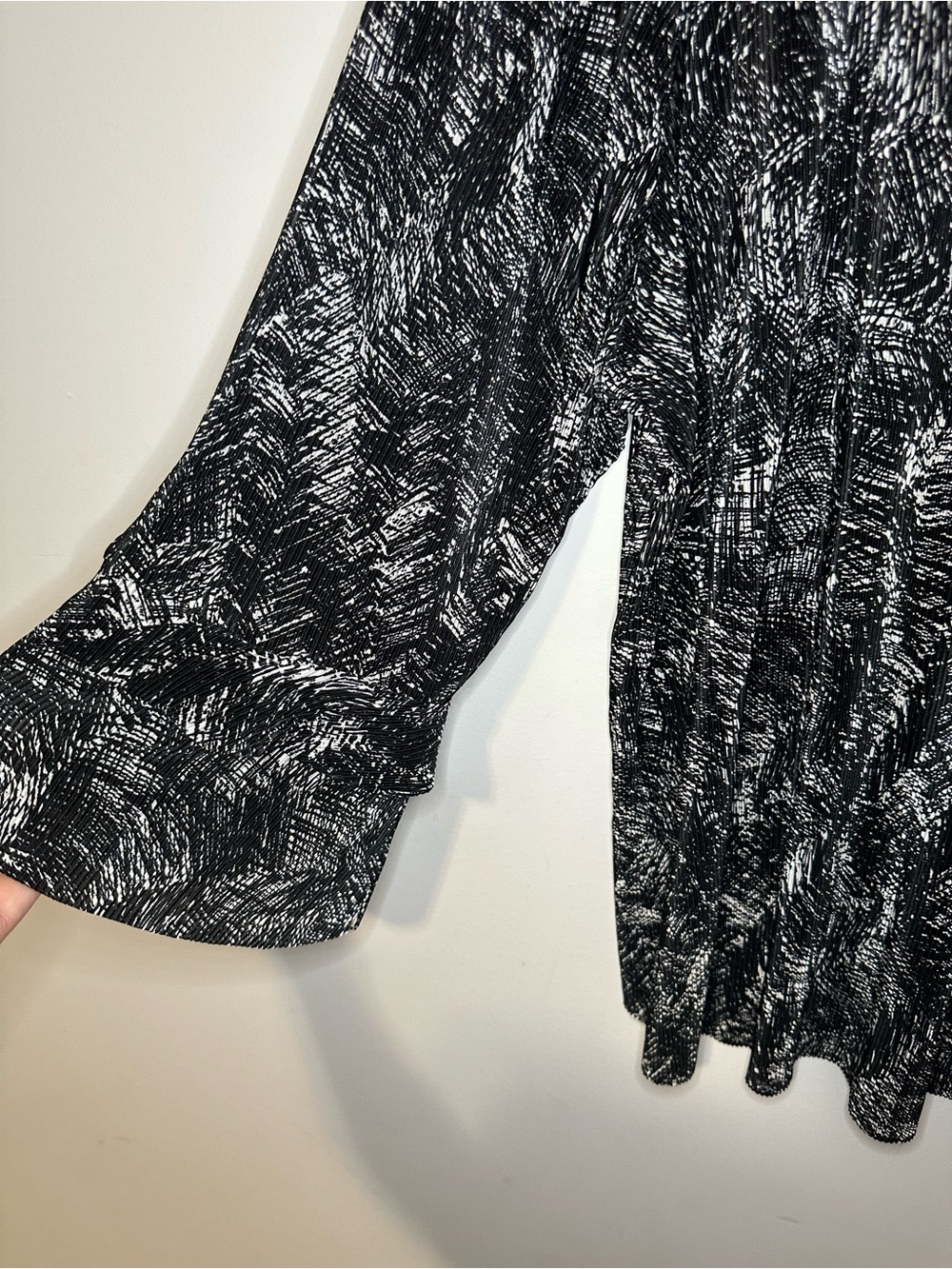 Chico's Etched Leaf Ruffle Sleeves Top SZ 4 V Neck 3/4 Sleeves Color Black - Picture 4 of 9